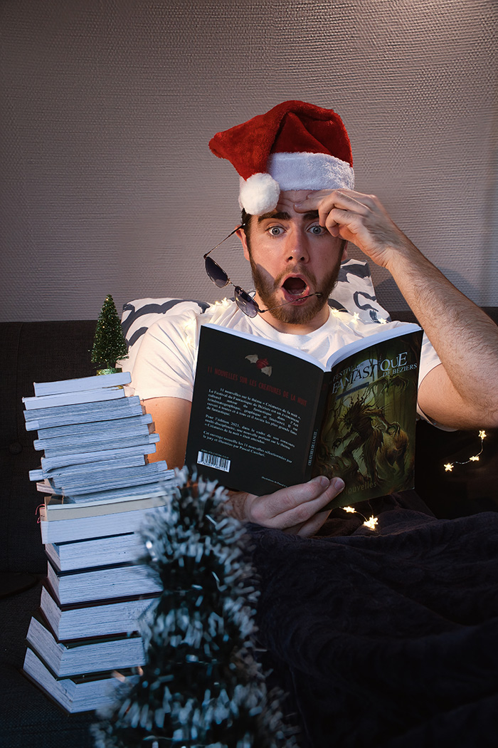 Mise en scene d&rsquo;un personage entrain de lire un livre