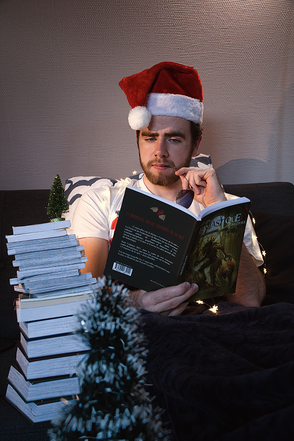 Photo d&rsquo;un personage qui lit un livre