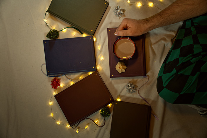 mise en scene de livre en forme d&rsquo;une tasse de café au lait