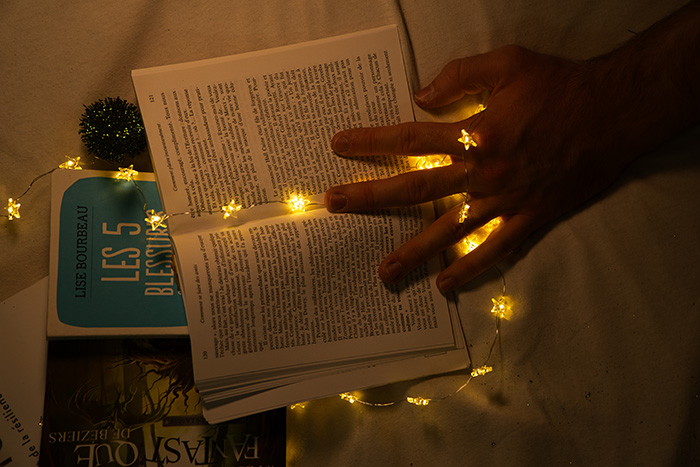 mise en scene de livre sur le lit