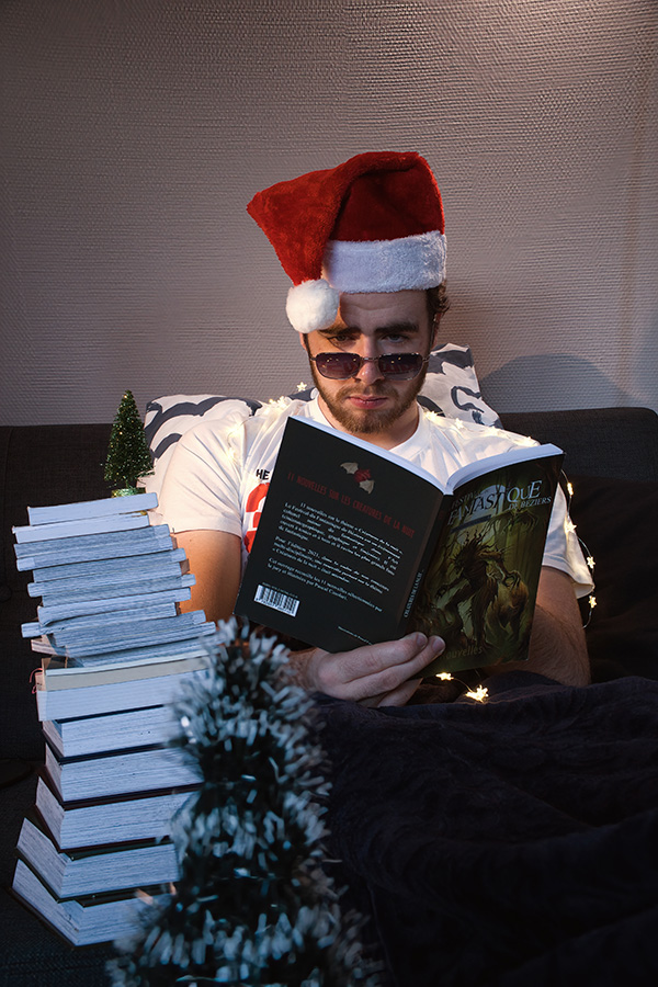 photo d&rsquo;un personage assise au salon entrain de lire